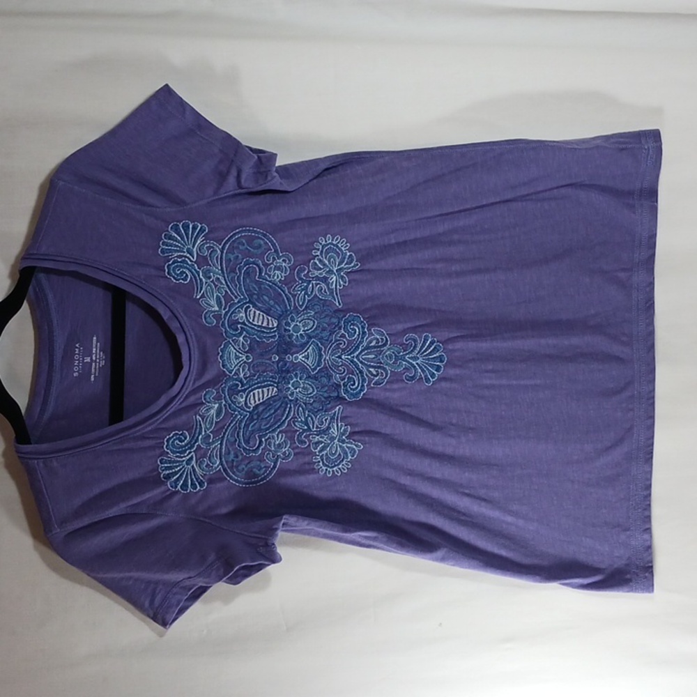 💥Sonoma Lifestyle M, Lavender/blue embroidered scoop neck summer Tee